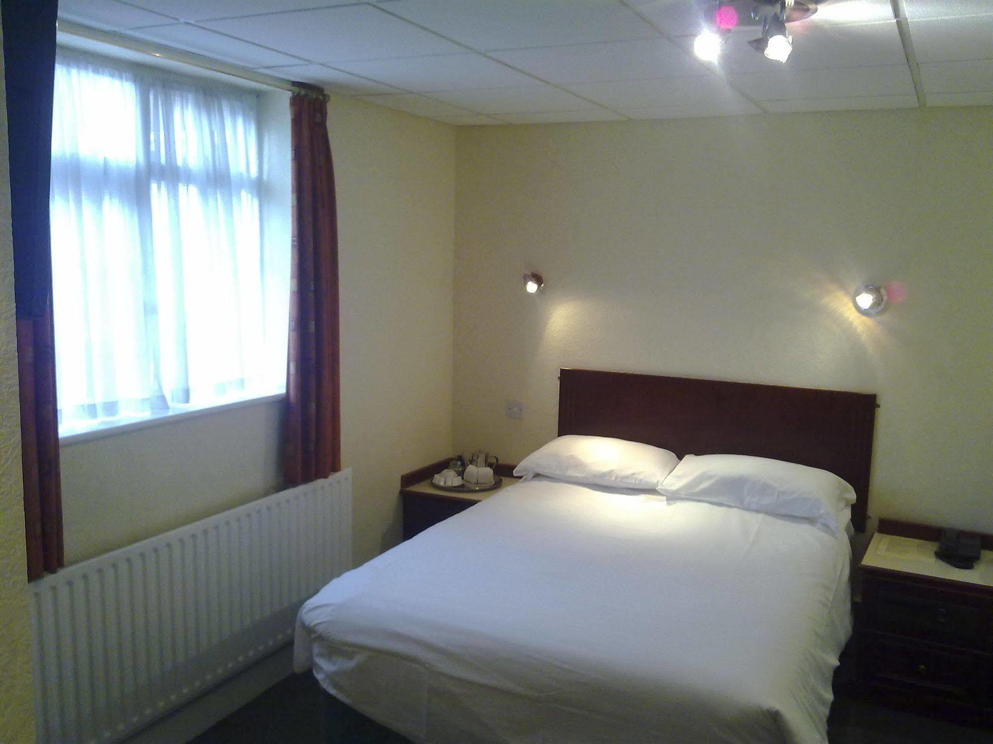 Cedar Tree Hotel Rugeley Esterno foto