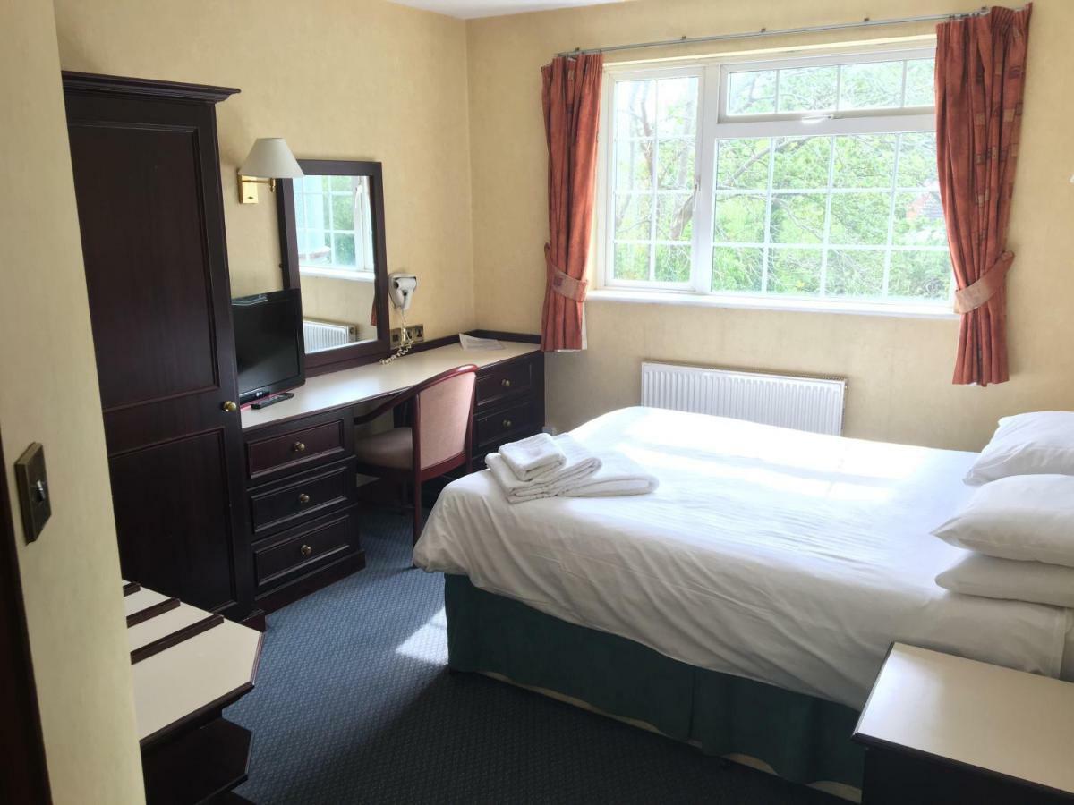 Cedar Tree Hotel Rugeley Esterno foto