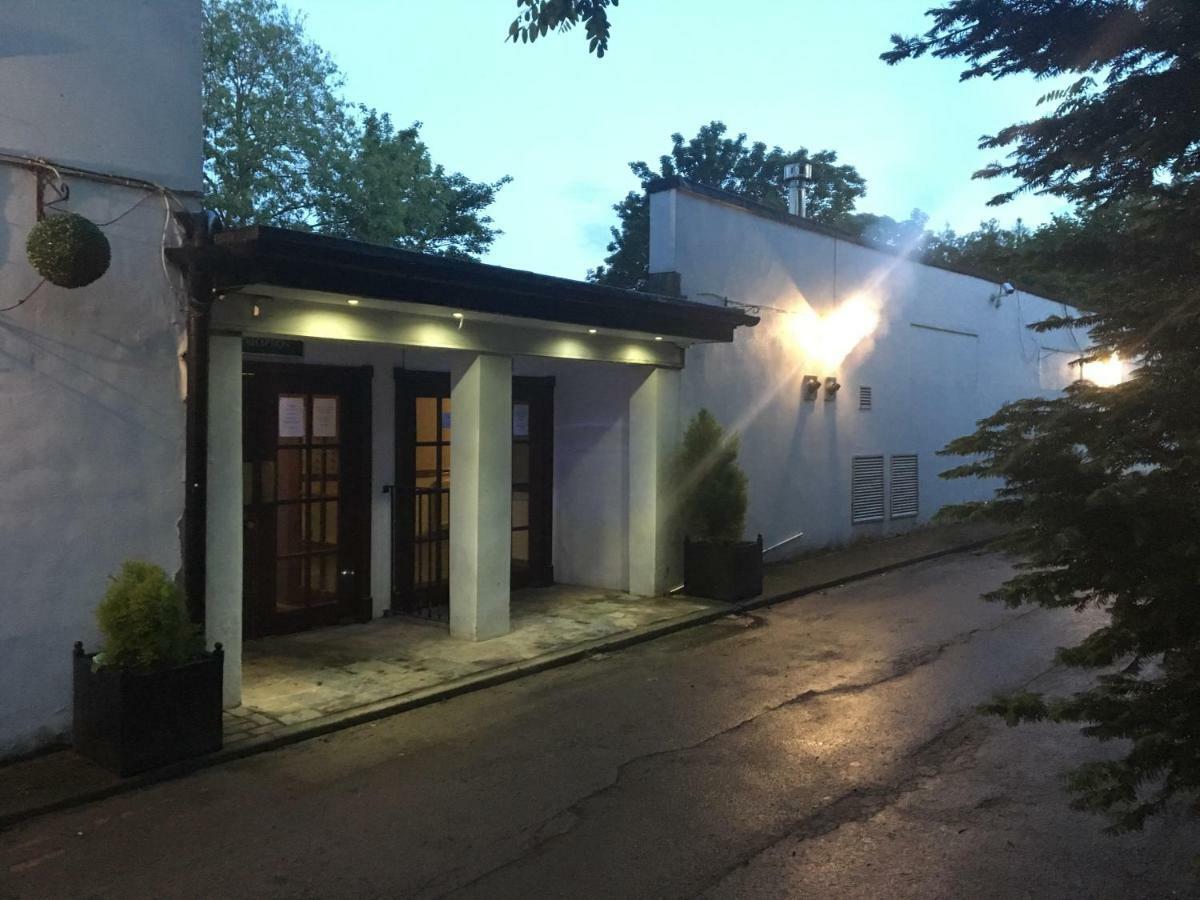 Cedar Tree Hotel Rugeley Esterno foto